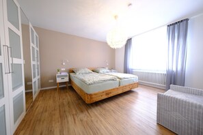 2 slaapkamers, een strijkplank/strijkijzer, gratis wifi, beddengoed