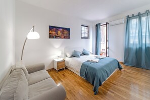 2 bedrooms, desk, iron/ironing board, WiFi - Tiberina Rooftop Trastevere - penthouse with terrace in the center of Rome (Roma)