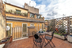 Outdoor dining - Tiberina Rooftop Trastevere - penthouse with terrace in the center of Rome (Roma)