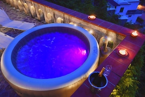 Bain à remous extérieur