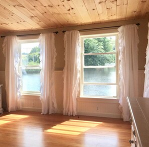 Interior - Enchanting Romantic Riverfront Cottage (Manchester)