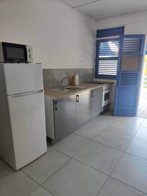 Fridge, microwave, oven, coffee/tea maker