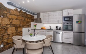 Fridge, oven, stovetop, dishwasher