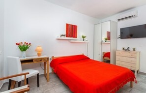 2 quartos, ferros/tábuas de passar roupa, berço de viagem