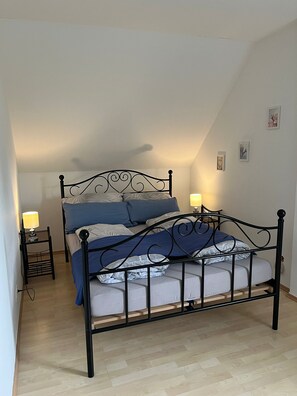 3 chambres, fer et planche à repasser, lit de bébé portatif