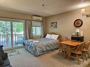 Iron/ironing board, free WiFi, bed sheets - Kitchen, AC, deck, pool, ski shuttle. LD115 by LRS (Lincoln)