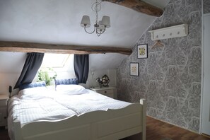 1 dormitorio, tabla de planchar con plancha, wifi y ropa de cama