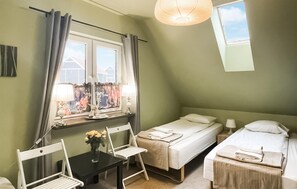 2 bedrooms, free WiFi, bed sheets - Pet friendly home in Szarejki with WiFi (Szarejki)