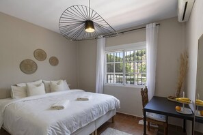 4 bedrooms, in-room safe, desk, iron/ironing board