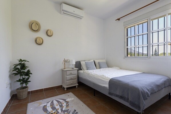 4 bedrooms, iron/ironing board, WiFi, bed sheets