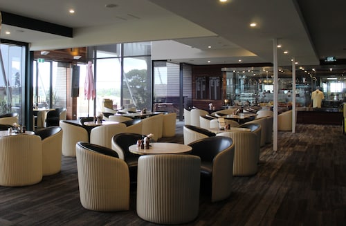 Coastal Cove Retreat at Moonah Links Resort: close to Hot Springs, Golf & Winery