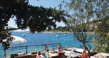 Awesome apartment in Vrboska with WiFi