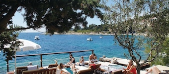 Awesome apartment in Vrboska with WiFi