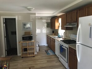 Private kitchen - North Beach Hampton Beach...1000 steps from the sand…NH premiere Surfing Beach! (Hampton)