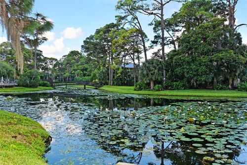 5 MINUTES TO SIESTA KEY! PRIME LOCATION, STEPS TO THE POOL, COMPLETELY UPDATED!