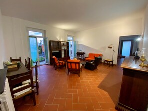 Living area - A 5-minute walk from the sea with a delightful sea-view garden. (Genova)