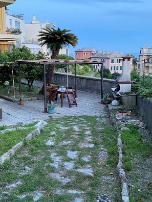 Outdoor dining - A 5-minute walk from the sea with a delightful sea-view garden. (Genova)