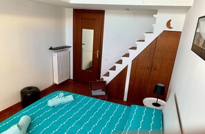 2 bedrooms, WiFi, bed sheets - A 5-minute walk from the sea with a delightful sea-view garden. (Genova)