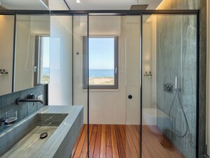 Douche, sèche-cheveux, bidet, serviettes fournies