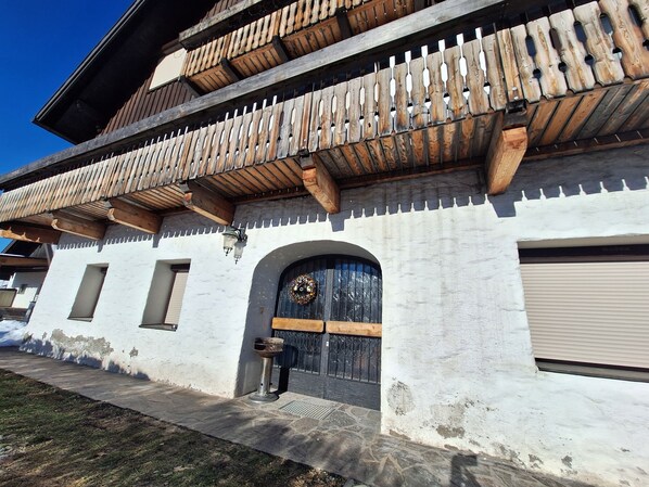 Exterior - Komfortable Erdgeschosswohnung für bis zu 7 Gäste mit Garten und Parking (Reisach)