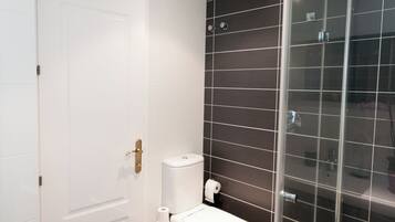 Secador de pelo, toallas, jabón y papel higiénico