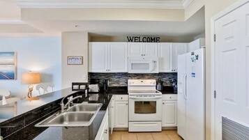 Frigorífic, microones, forn i placa de cuina