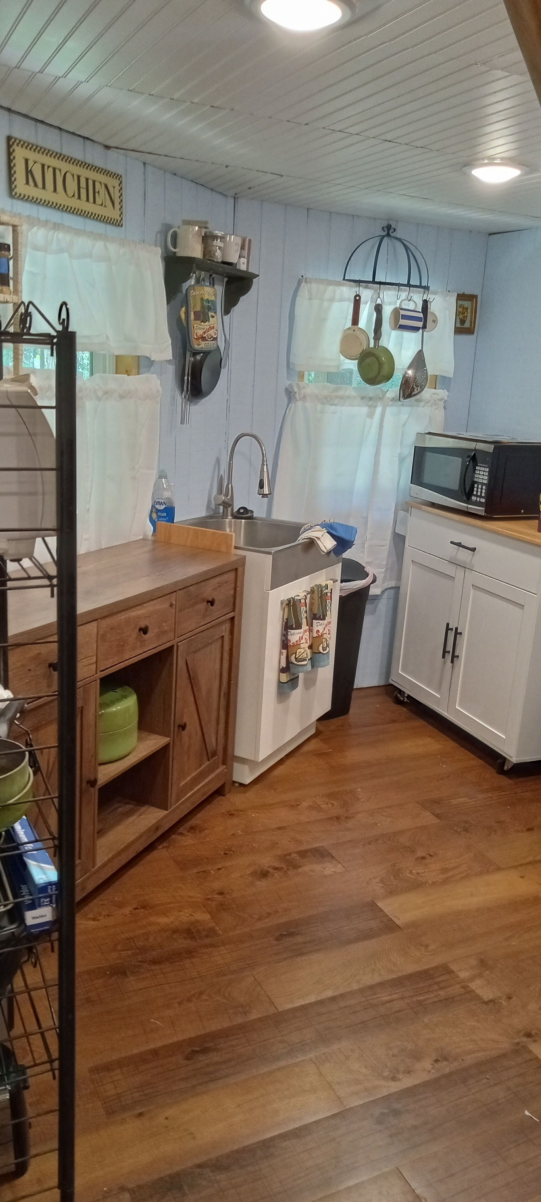 Réfrigérateur, four à micro-ondes, surface de cuisson, cafetière-théière