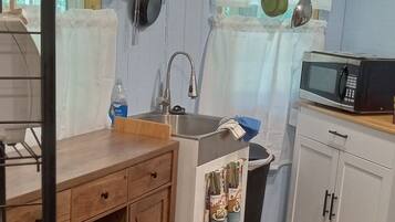 Réfrigérateur, four à micro-ondes, surface de cuisson, cafetière-théière