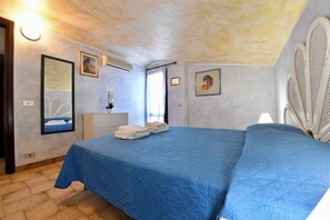 3 habitaciones, tabla de planchar con plancha y ropa de cama