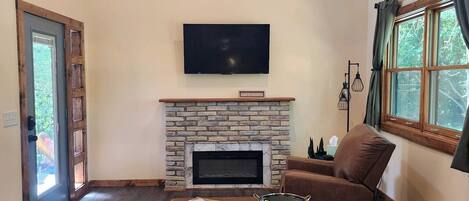 Télévision, cheminée, lecteur de DVD