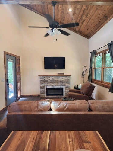 Hot Tub Cabin- In the Heart of Shawnee Wine Trail