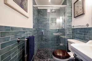 Shower, hair dryer, towels - Charming West End Residence in Peaceful Fitzrovia (London)