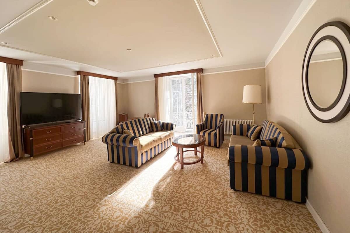 Suite familiare, balcone, vista parco | Area soggiorno | Smart TV 43 pollici con canali premium
