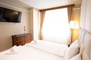 基础双人房, 山景 | 埃及棉床单、高档床上用品、办公桌、笔记本电脑工作区