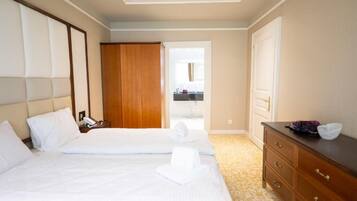 1 bedroom, Egyptian cotton sheets, premium bedding, desk