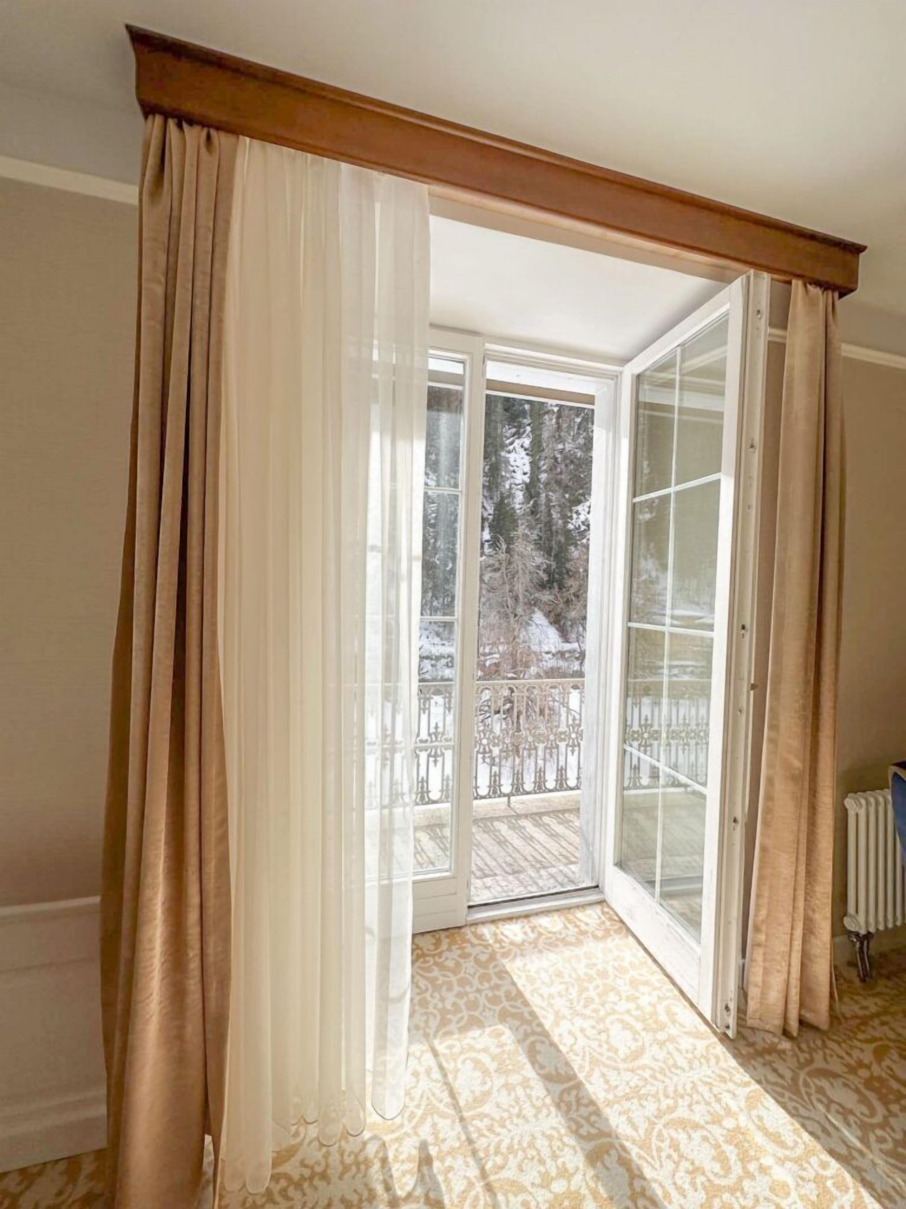 Une pièce dotée d’une grande porte-fenêtre coulissante donnant sur un balcon.