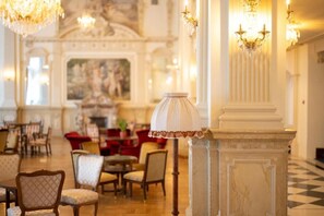 Lobby sitting area - Scuol Palace - Culture, Nature & Health (Scuol)