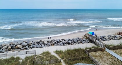 Sea Lion`s Den - Ocean Views, Pool, Spacious!