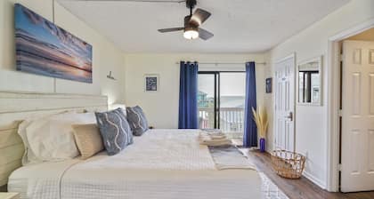 Sea Lion`s Den - Ocean View Condo, Steps to Sand