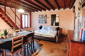 Iron/ironing board, free WiFi, bed sheets