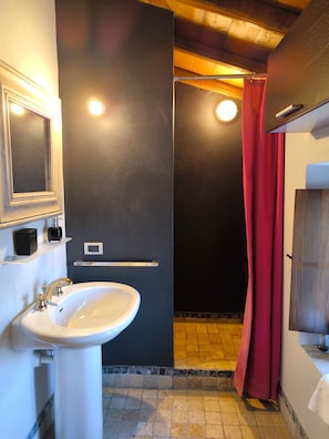 Een douche, een haardroger, handdoeken, zeep