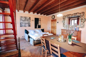 Iron/ironing board, travel cot, free WiFi, bed sheets