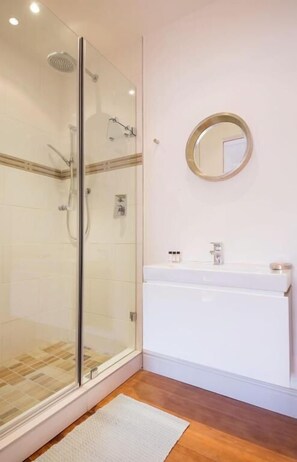 Classic Double or Twin Room | Bathroom | Shower, rainfall showerhead, hair dryer, towels - Number 5 Guesthouse (Cape Town)