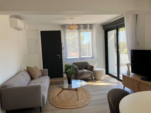 Magnifique Bas de Villa  Rénovée, Classée 5*, Piscine chauffée, terrain Pétanque