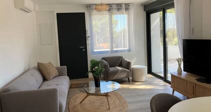 Magnifique Bas de Villa Rénovée, Classée 5*, Piscine chauffée, terrain Pétanque