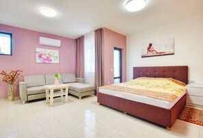 5 bedrooms, iron/ironing board, WiFi, bed sheets - Guest house Andrea (Dobrich Province)