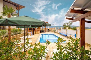 Pool - Guest house Andrea (Dobrich Province)