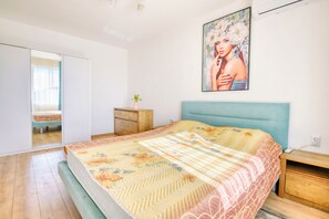 5 bedrooms, iron/ironing board, WiFi, bed sheets