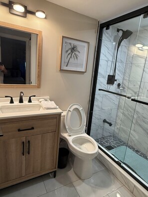 Regadera, toallas, jabón, papel de baño 