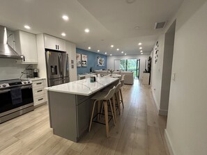 Een koelkast, een magnetron, een oven, een kookplaat